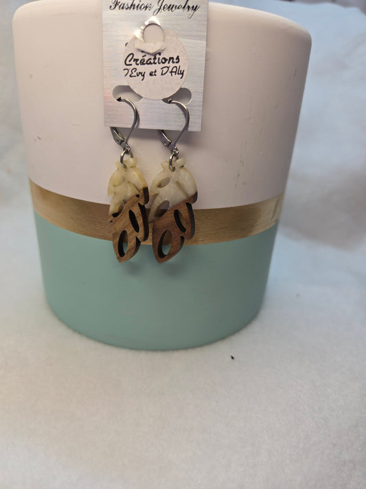 Boucles  d'oreilles d'Evy- Pendante bois/blanc